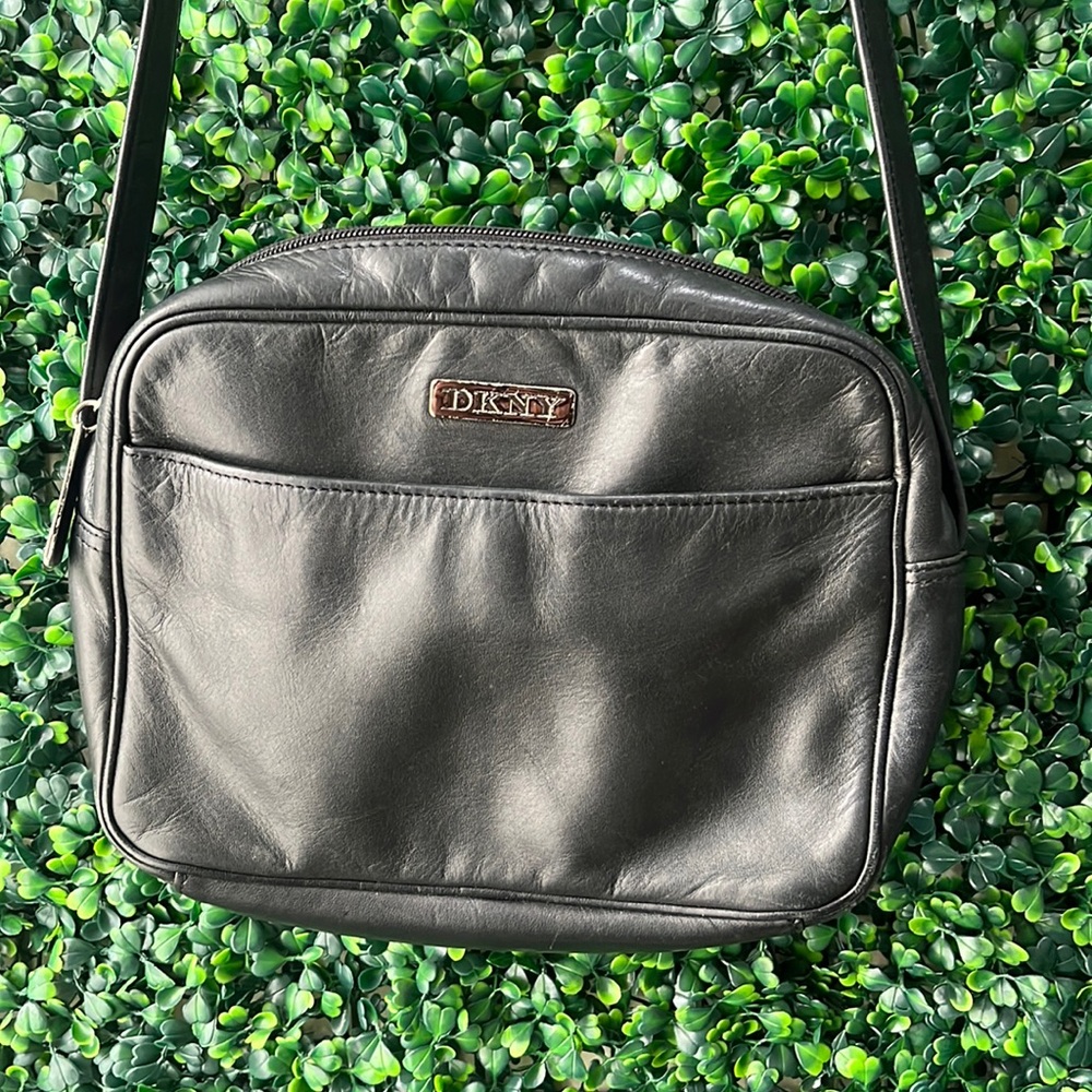 DKNY BLACK CROSSBODY PURSE
